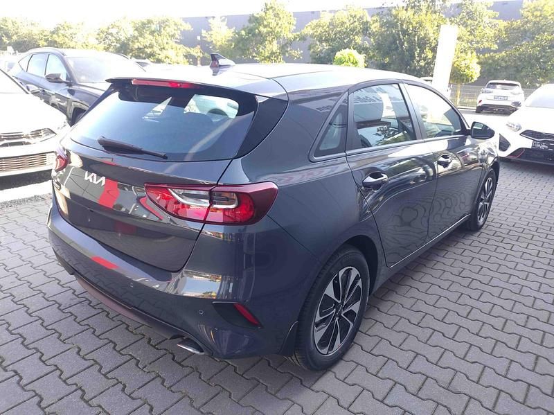 Gebraucht Kia Ceed 140 PS (102 kW) 2024 Penta grau h8g Kleinwagen