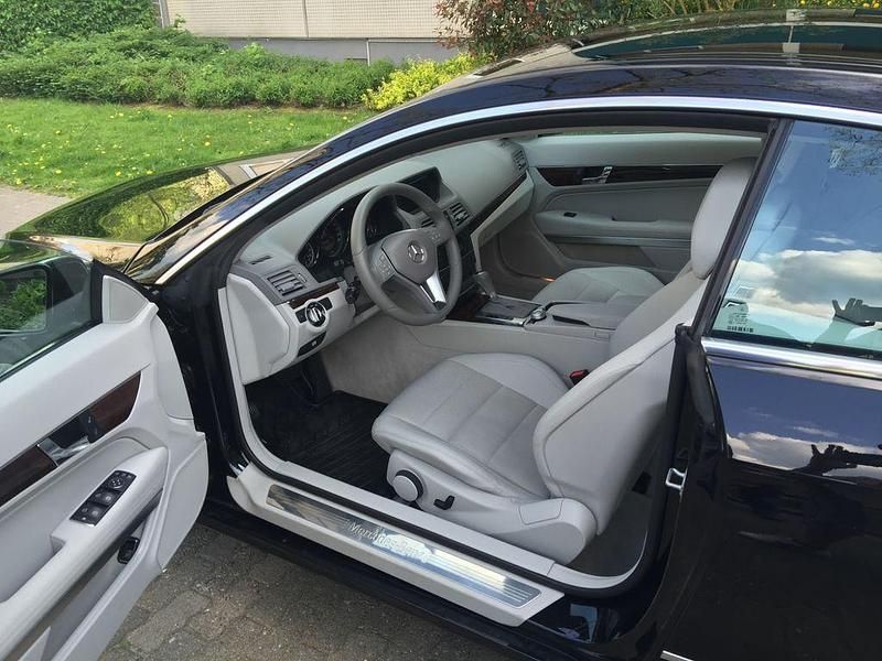 Gebraucht Mercedes E200 184 PS (135 kW) 2011 Schwarz Coupé