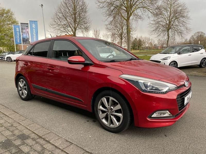 Gebraucht Hyundai i20 Passion 101 PS (74 kW) 2017 Rot Limousine