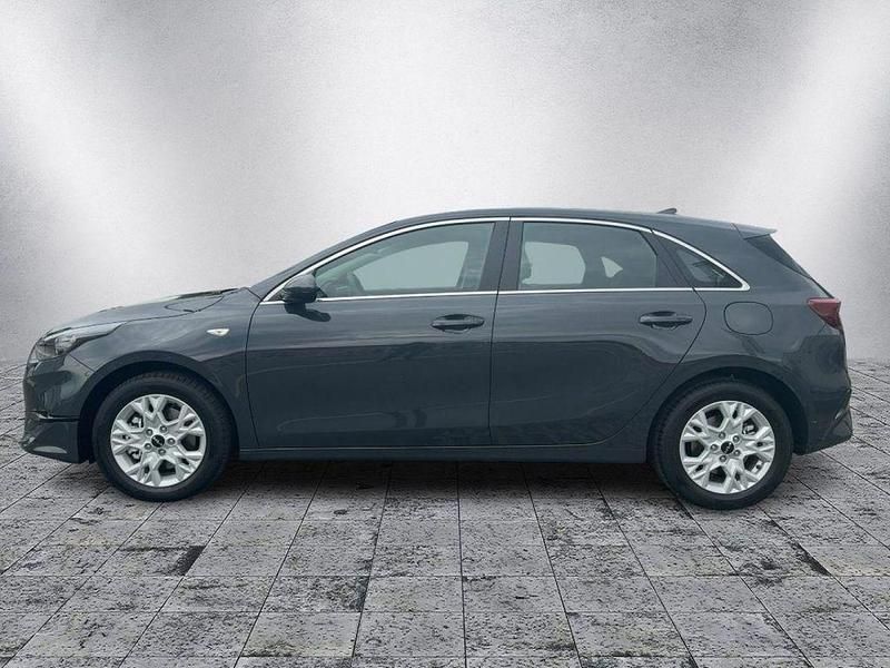 Neu Kia Ceed Vision 140 PS (102 kW) 2025 Penta metal met. Kleinwagen