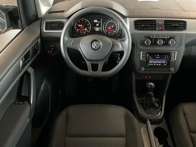 Gebraucht VW Caddy Beach 125 PS (91 kW) 2018 Starlight blue metallic Van / Kleinbus