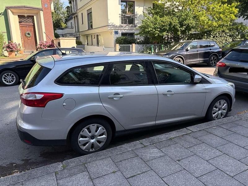 Silber Gebraucht 2011 Ford Focus Kombi | 2.200 € (Guter Preis) - Bild 1/4