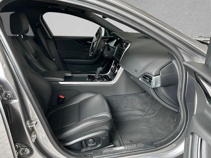 Gebraucht Jaguar XE R-Dynamic 253 PS (186 kW) 2023 Grau Limousine