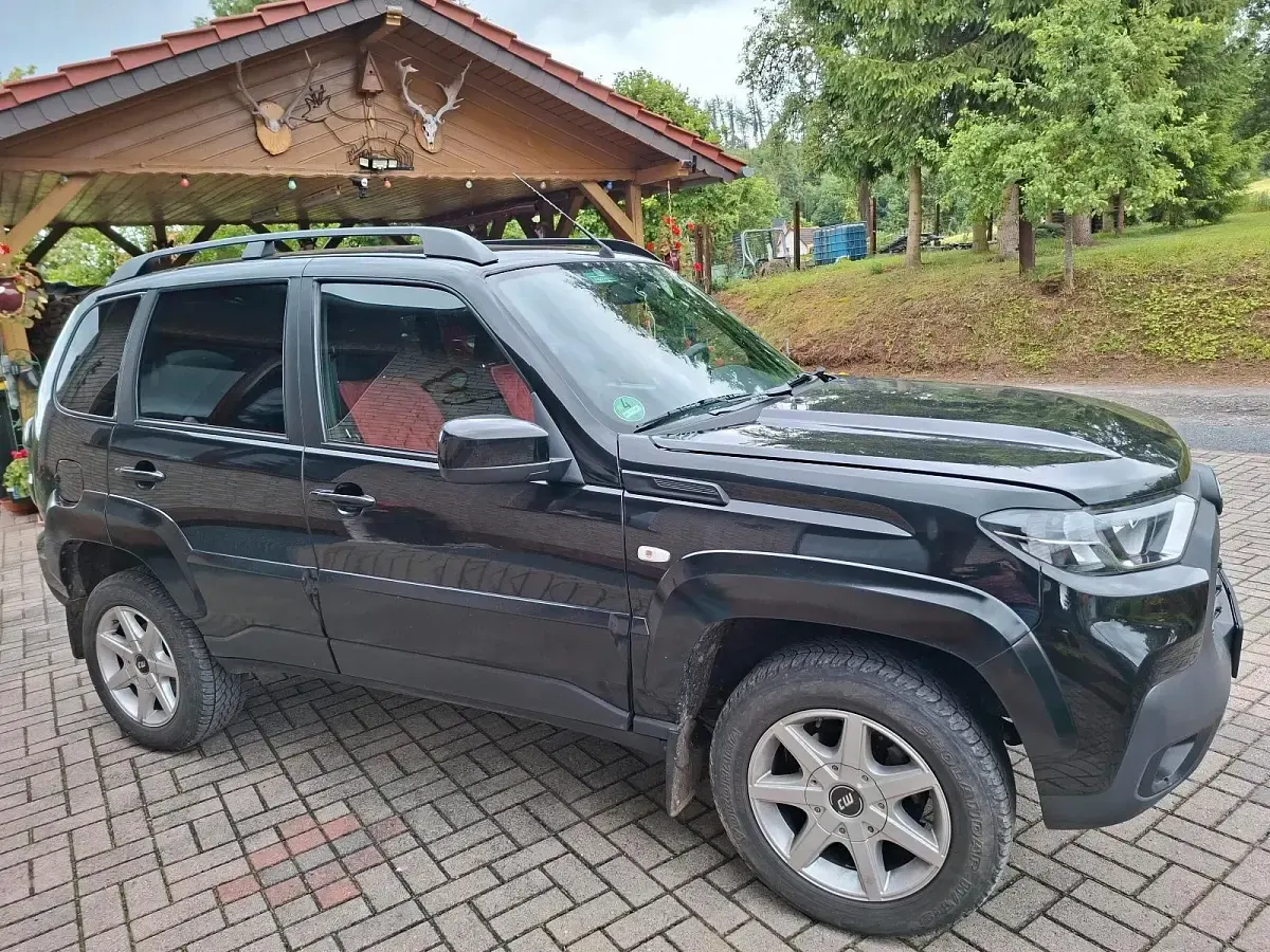 Gebraucht Lada niva 80 PS (58 kW) 2022 Schwarz SUV