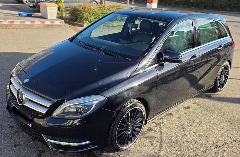 Schwarz Gebraucht 2013 Mercedes B200 Van / Kleinbus | 11.650 € (Teuer) - Bild 1/4