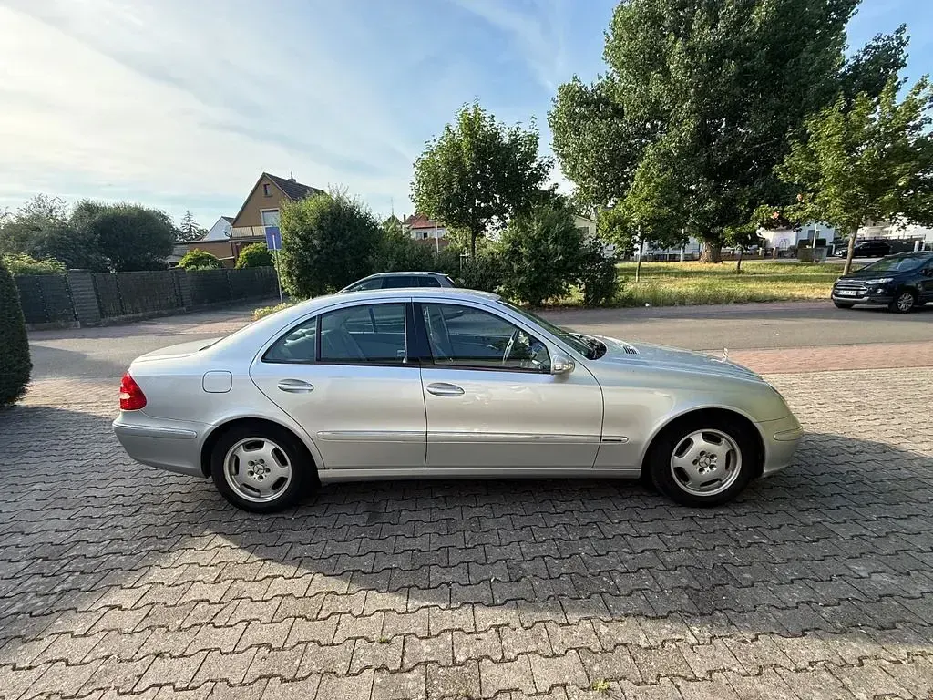 Gebraucht Mercedes E270 177 PS (130 kW) 2002 Silber Limousine