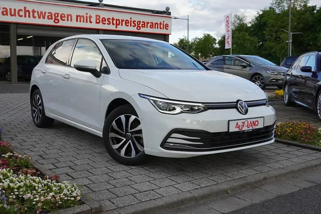 Second-hand VW Golf VIII Active 150 CP (110 kW) 2023 Alb Berlinǎ