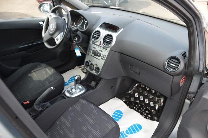 Gebraucht Opel Corsa 86 PS (63 kW) 2011 Silbersee/perl silber (m2) Kleinwagen