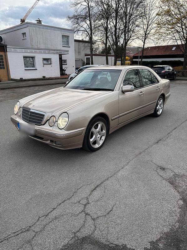 Usata Mercedes E320 224 CV (164 kW) 2000 Beige Berlina