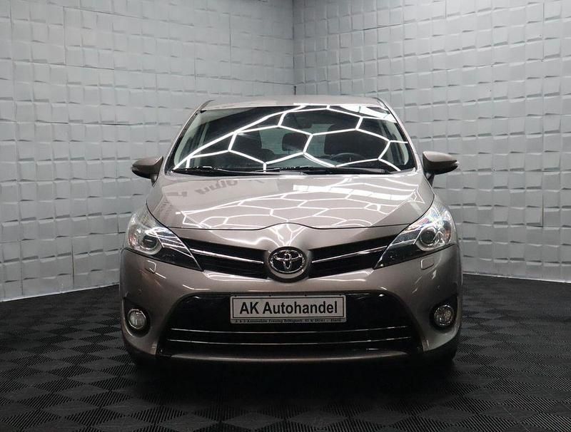 Gebraucht Toyota Verso Executive 150 PS (110 kW) 2014 Braun Van / Kleinbus