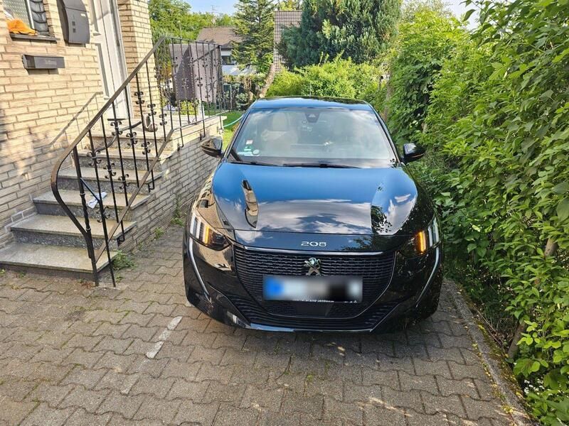 Schwarz Gebraucht 2021 Peugeot e-208 GT Kleinwagen | 13.999 € (Superpreis) - Bild 1/4