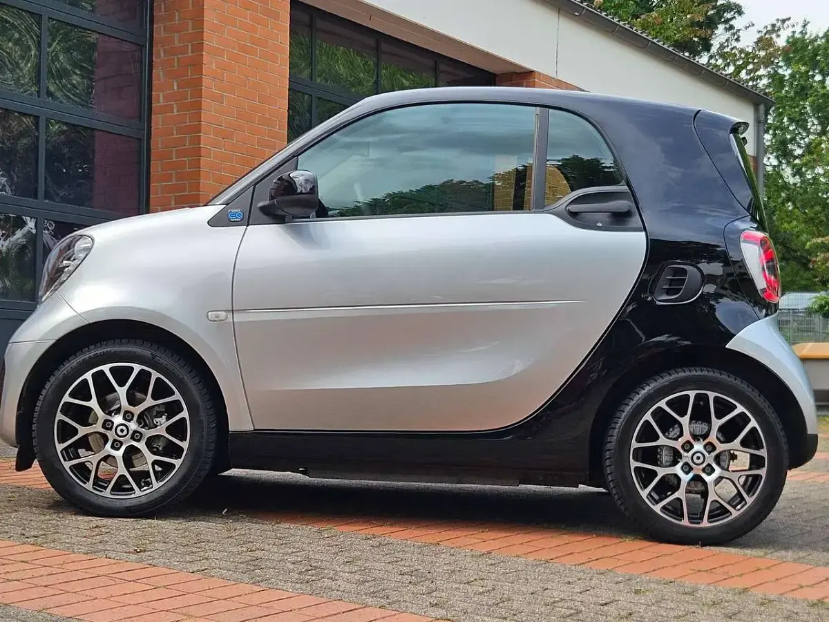 Gebraucht Smart ForTwo Electric Drive Exclusive 60 kW (82 PS) 2021 Cool silver Coupé