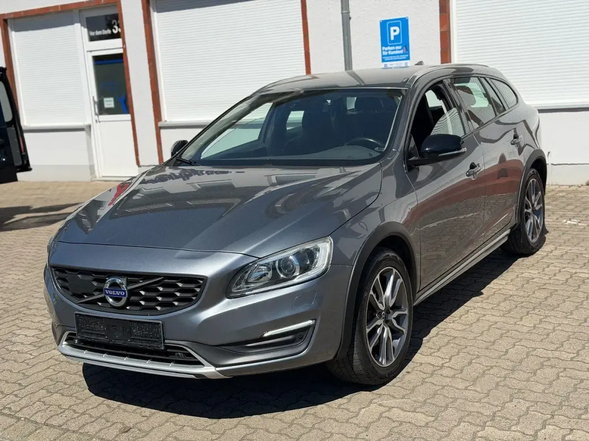 Gebraucht Volvo V60 CC Momentum 150 PS (110 kW) 2015 Grau Kombi