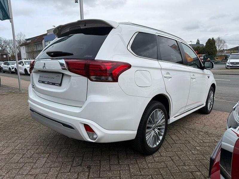 Gebraucht Mitsubishi Outlander Basis 82 PS (60 kW) 2021 Weiss SUV