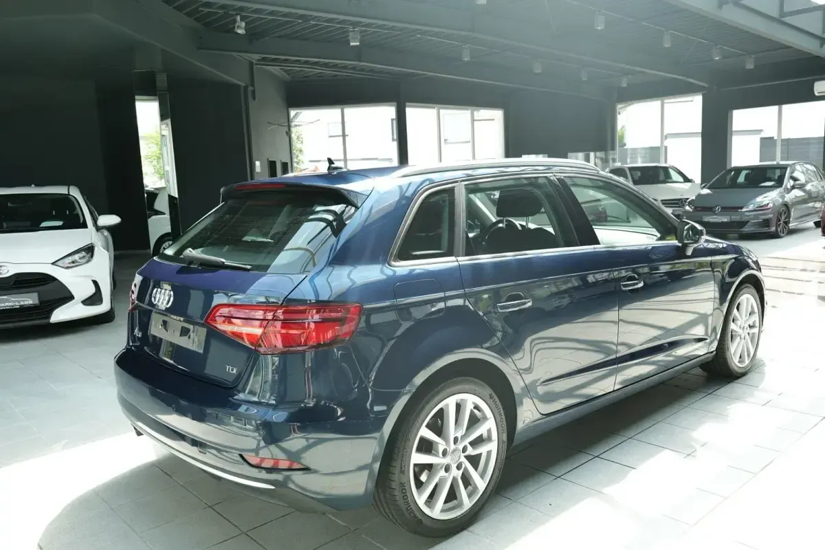 Gebraucht Audi A3 Sport 110 PS (80 kW) 2016 Blau Limousine