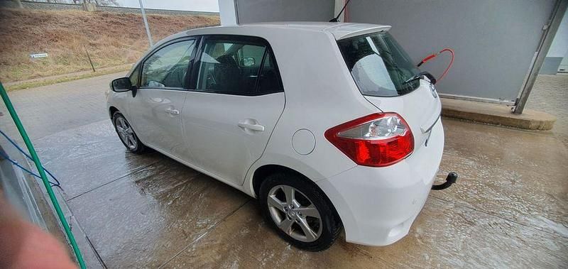 Gebraucht Toyota Auris Edition 99 PS (72 kW) 2011 Weiß Kleinwagen