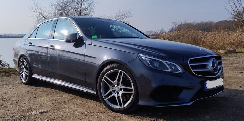 Grau Gebraucht 2017 Mercedes E400 AMG line Limousine | 33.900 € (Superpreis) - Bild 1/4