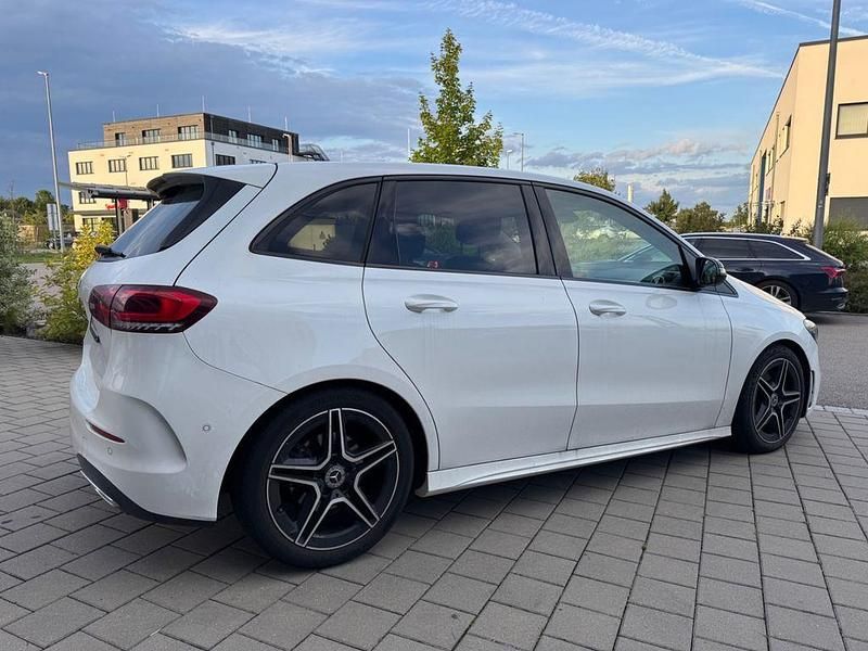 Weiß Gebraucht 2019 Mercedes B220 AMG Van / Kleinbus | 21.450 € (Fairer Preis) - Bild 1/4