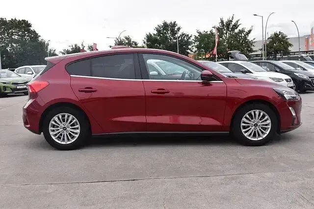 Gebraucht Ford Focus Titanium 125 PS (91 kW) 2020 Rot Limousine