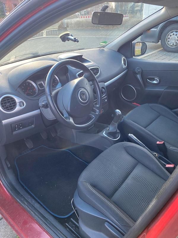 Gebraucht Renault Clio II 75 PS (55 kW) 2011 Rot Kleinwagen