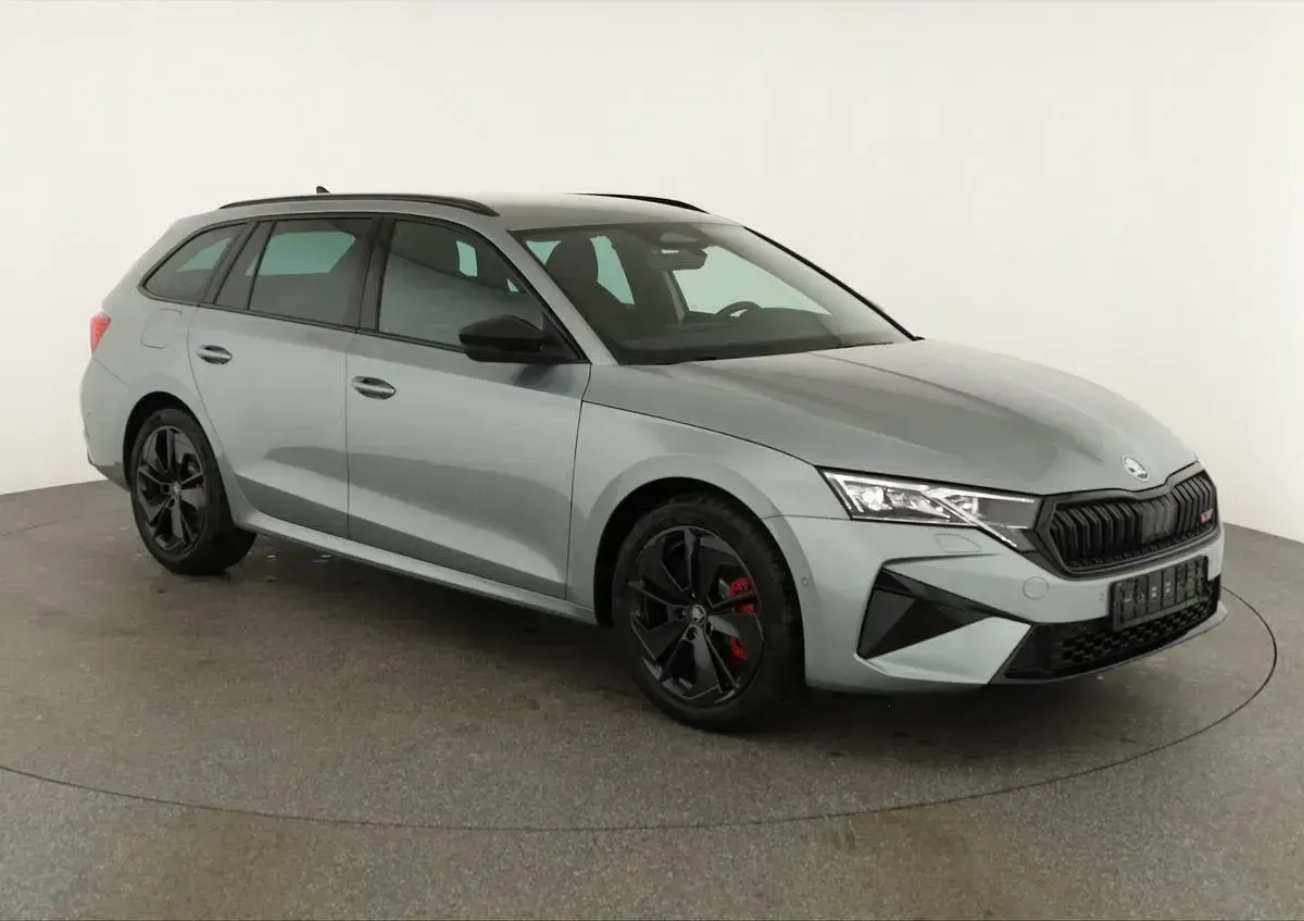 Neu Skoda Octavia RS 265 PS (194 kW) 2026 Smokey diamond silver metallic Kombi