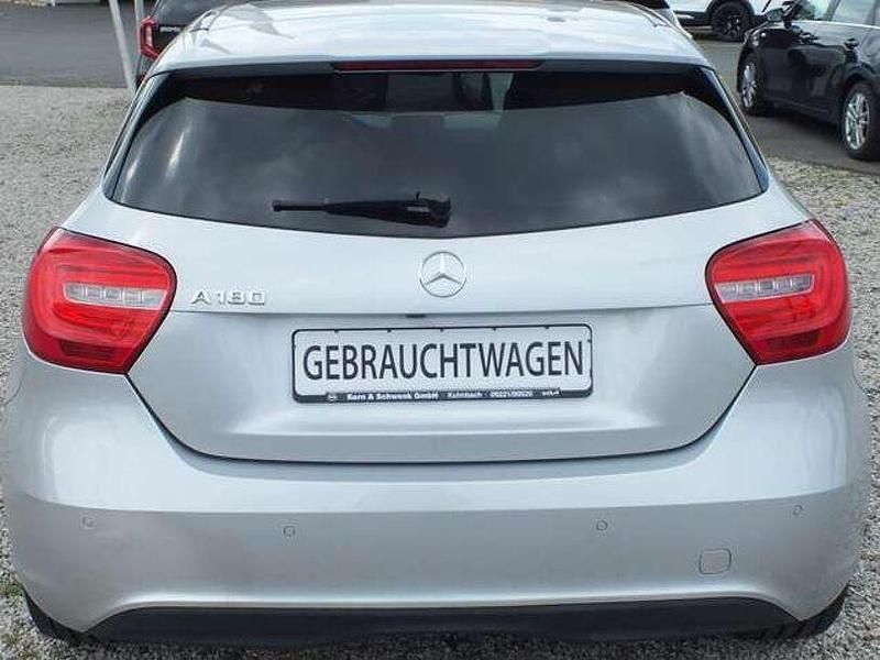 Gebraucht Mercedes A180 90 PS (66 kW) 2015 Silber