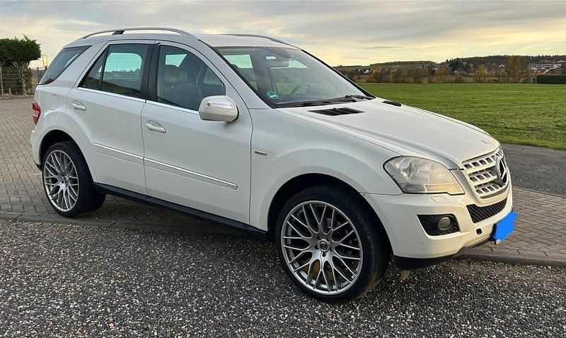 Weiß Gebraucht 2010 Mercedes ML350 SUV | 9.800 € (Guter Preis) - Bild 1/4