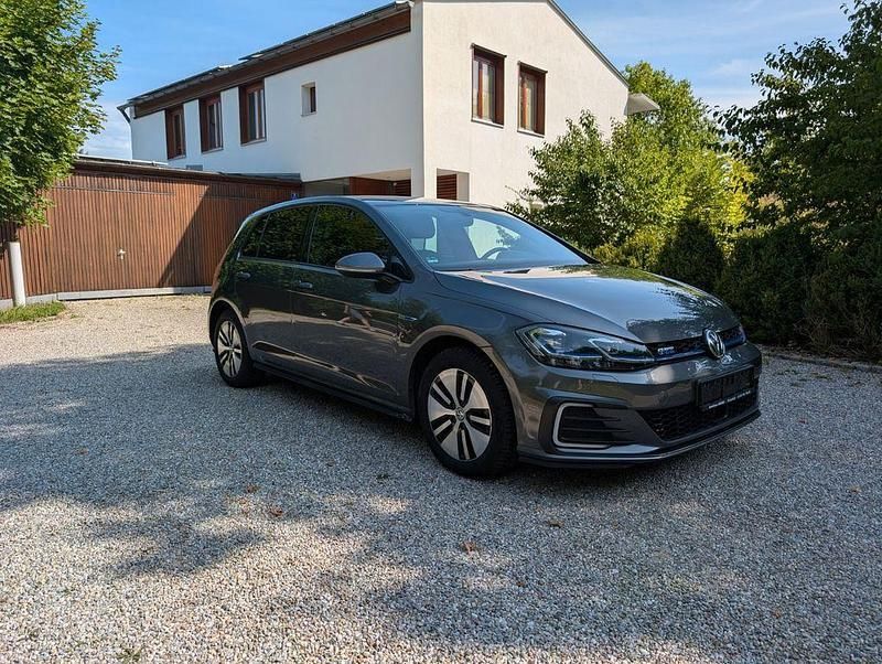 Grau Gebraucht 2018 VW Golf VII GTE Limousine | 19.299 € (Fairer Preis) - Bild 1/4