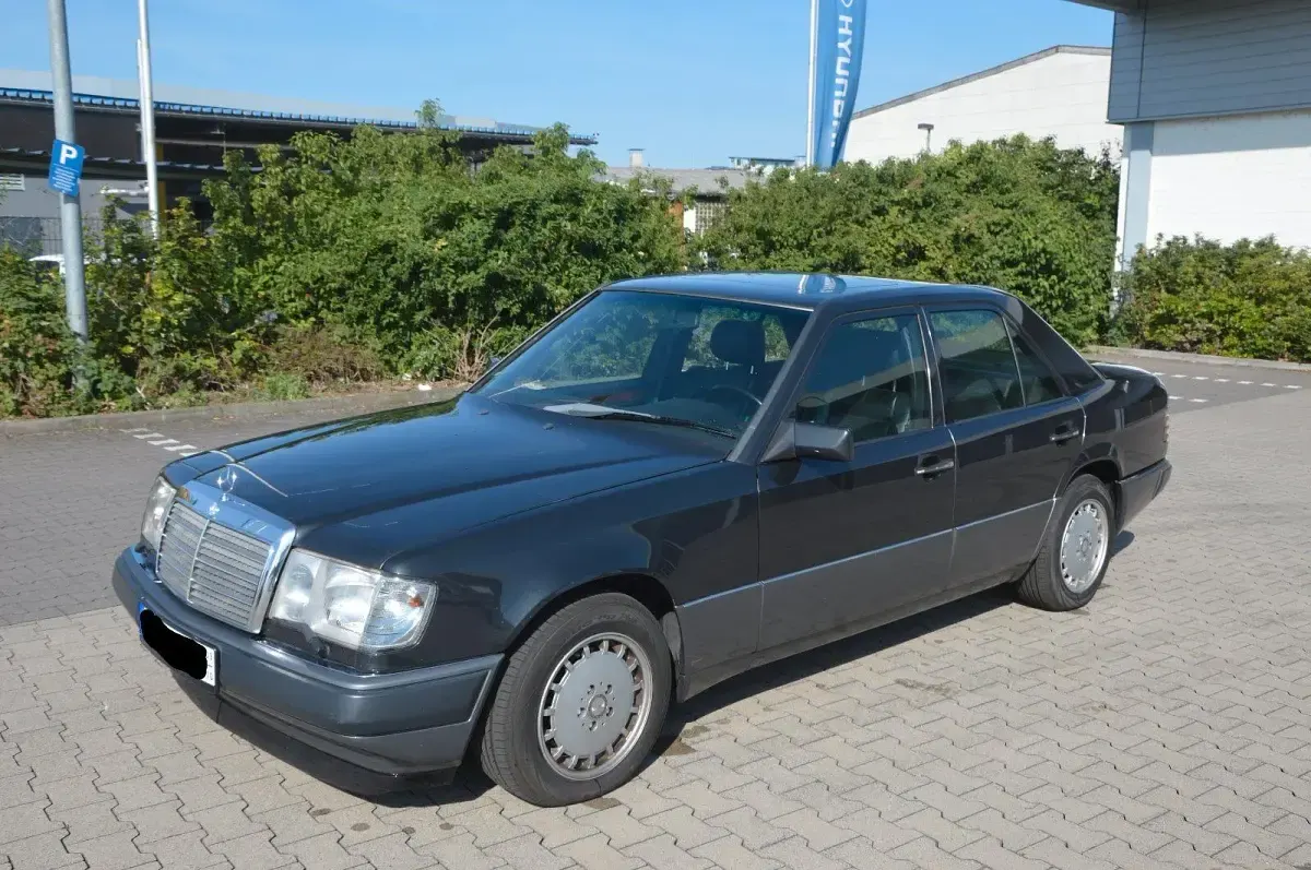 Używany Mercedes E300 220 KM (161 kW) 1990 Czarny Sedan/Limuzyna