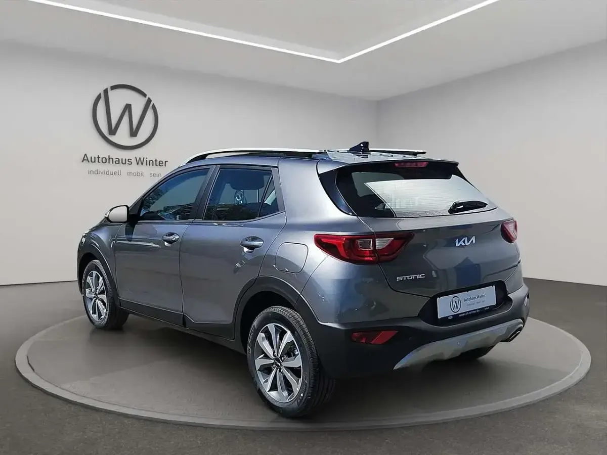 Neu Kia Stonic Vision 101 PS (74 kW) 2026 Astrograu met. SUV