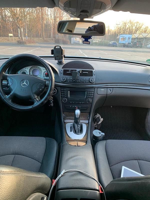 Gebraucht Mercedes E240 177 PS (130 kW) 2002 Silber Limousine