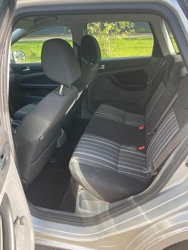 Second-hand Ford Focus Titanium 101 CP (74 kW) 2010 Argintiu Break