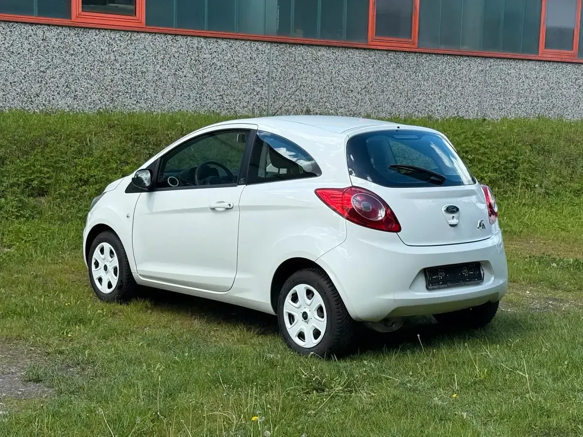 Gebraucht Ford Ka Plus Ambiente 69 PS (50 kW) 2013 Weiß Kleinwagen