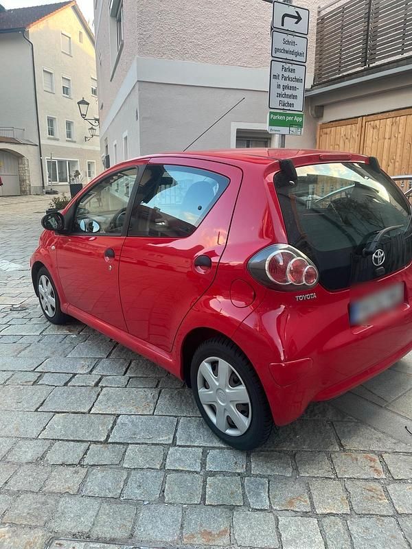Gebraucht Toyota Aygo 68 PS (50 kW) 2013 Rot Kleinwagen