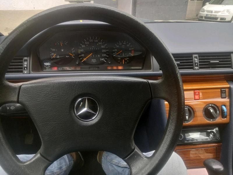 Second-hand Mercedes E260 118 CP (86 kW) 1991 Argintiu Berlinǎ