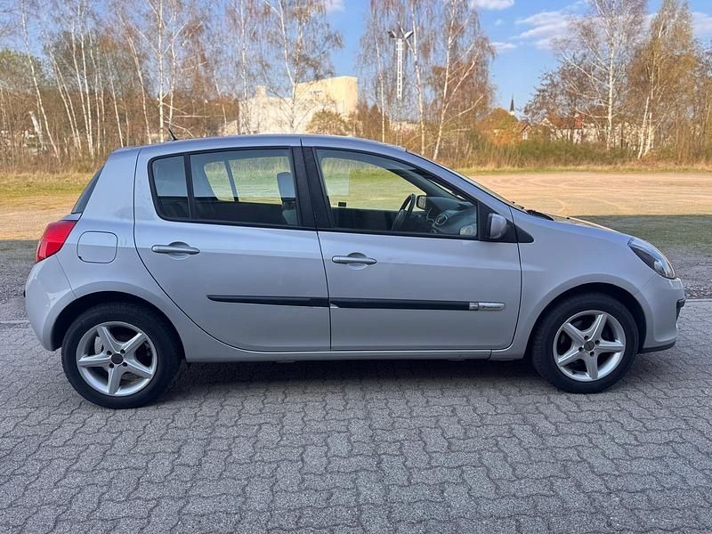 Gebraucht Renault Clio II 75 PS (55 kW) 2008 Silber Kleinwagen