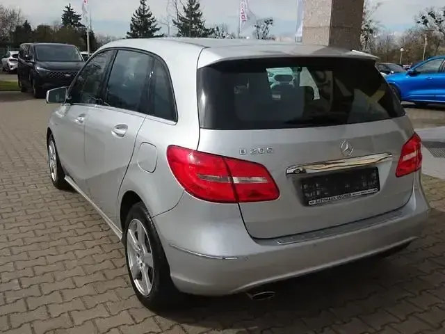 Używany Mercedes B200 156 KM (114 kW) 2012 Srebrny Minivan