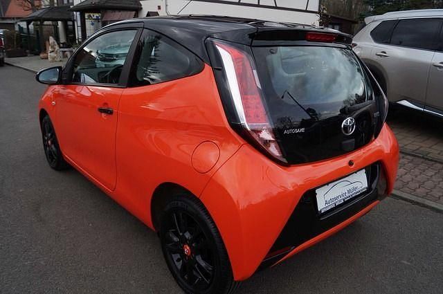 Gebraucht Toyota Aygo 69 PS (50 kW) 2015 Orange Kleinwagen