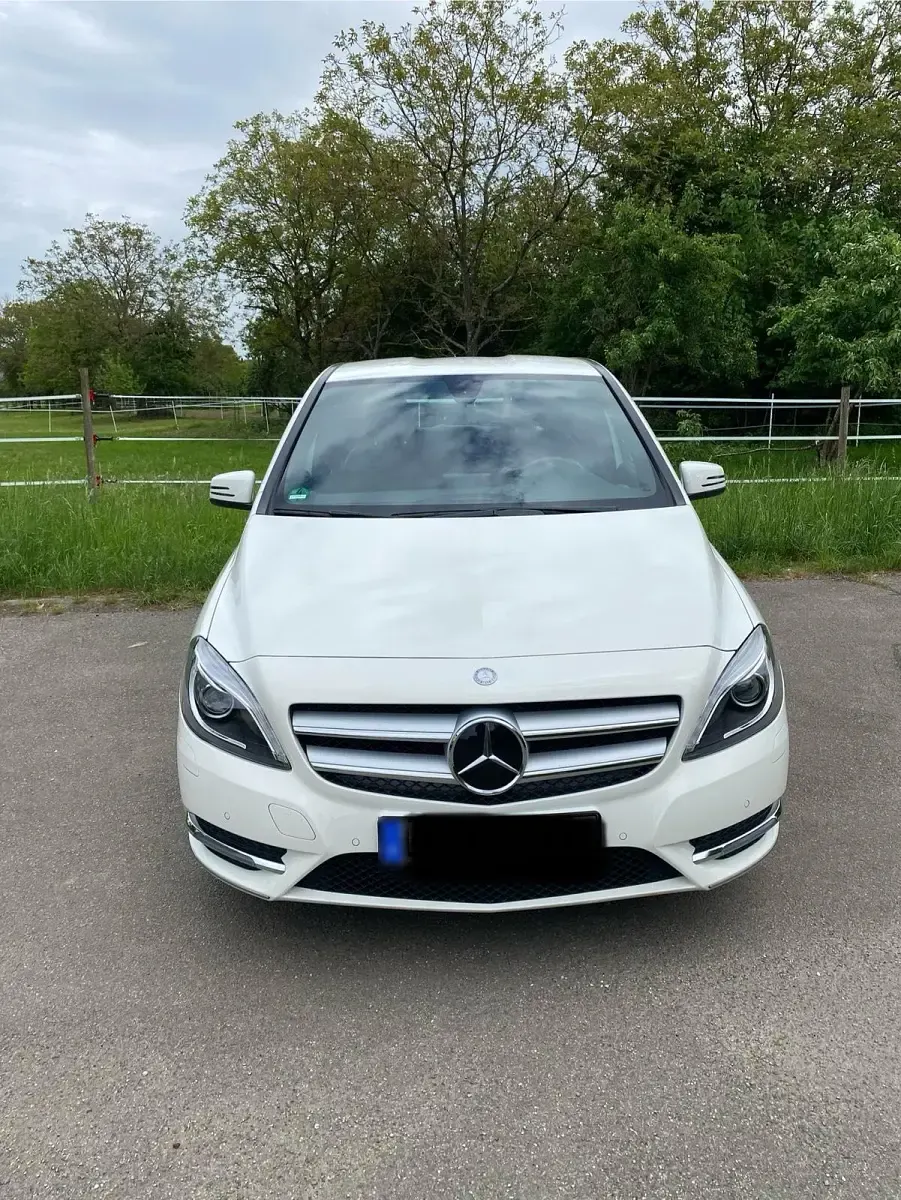 Gebraucht Mercedes B180 109 PS (80 kW) 2014 Weiß Van / Kleinbus