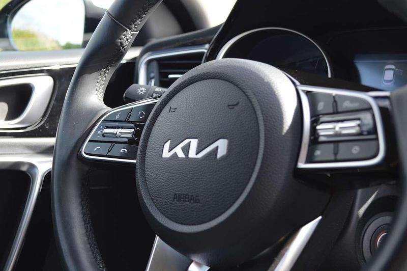 Weiß Gebraucht 2022 Kia XCeed Vision SUV | 22.900 € (Fairer Preis) - Bild 1/4