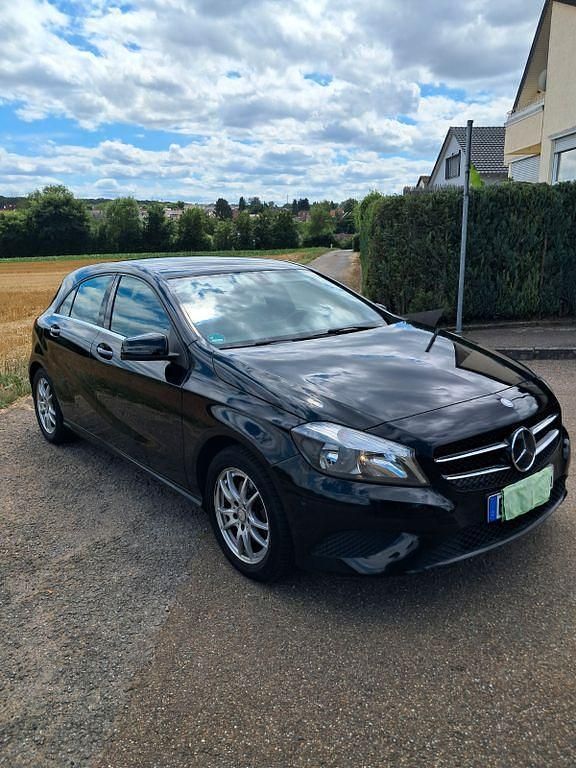 Schwarz Gebraucht 2014 Mercedes A180 Limousine | 16.300 € (Fairer Preis) - Bild 1/4