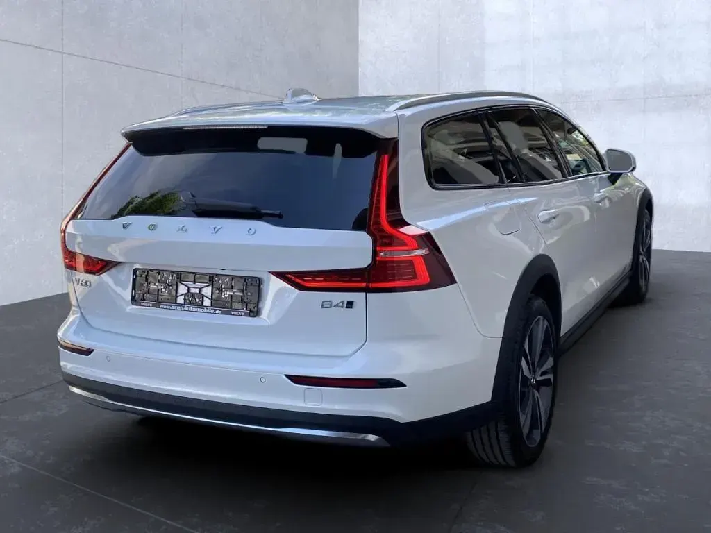 Gebraucht Volvo V60 Plus 197 PS (144 kW) 2024 Crystal white (metallic) Kombi