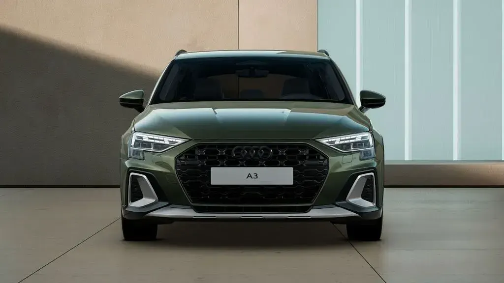 Gebraucht Audi A3 Ambiente 150 PS (110 kW) 2025 Distriktgrün metallic Limousine