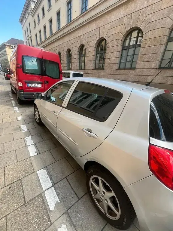 Gebraucht Renault Clio II 103 PS (75 kW) 2011 Silber Limousine