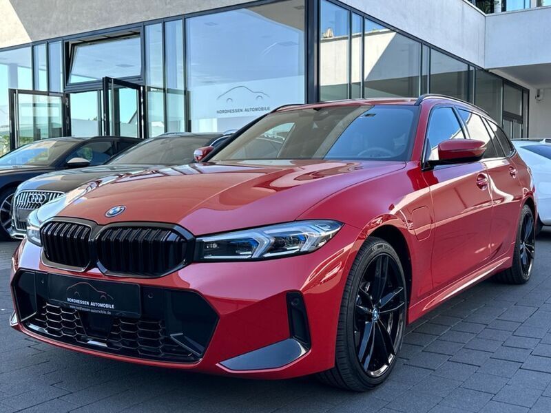 Melbournerot metallic Gebraucht 2024 BMW 330e M Sport Kombi | 44.890 € (Fairer Preis) - Bild 1/4