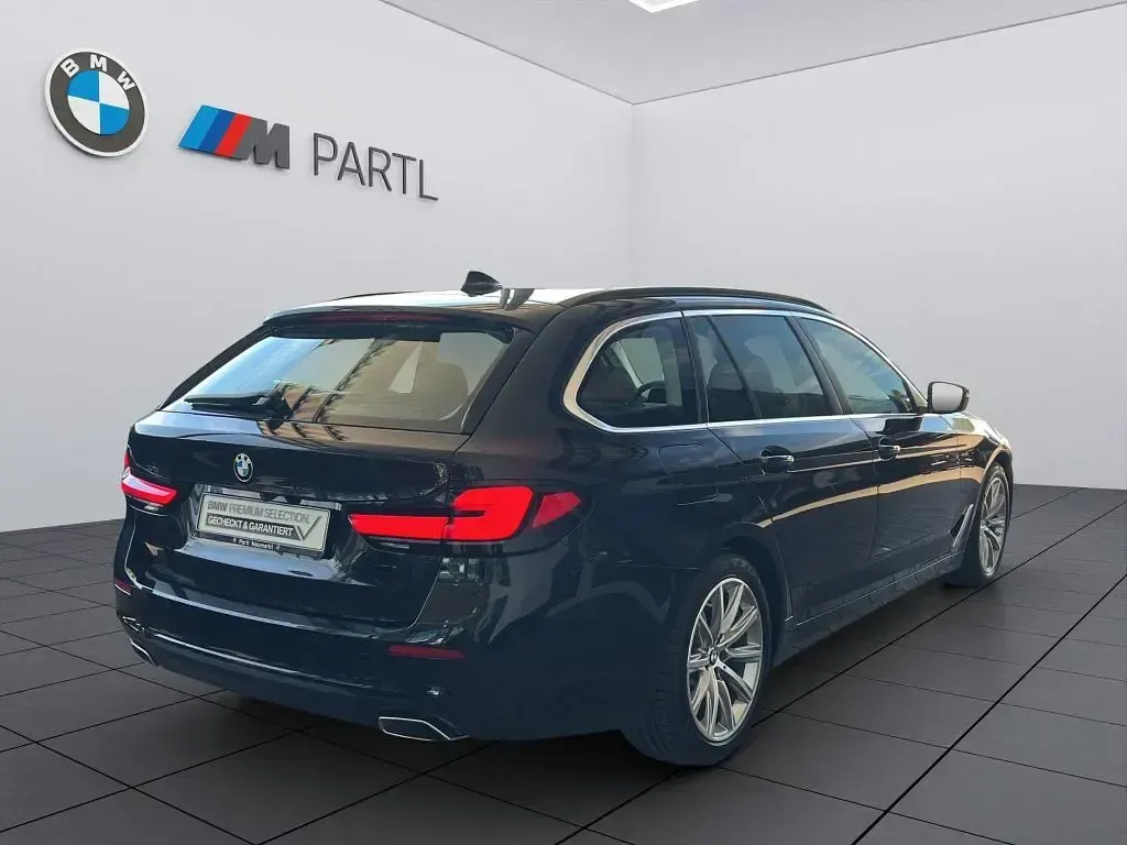 Gebraucht BMW 520 190 PS (139 kW) 2024 Saphirschwarz Kombi