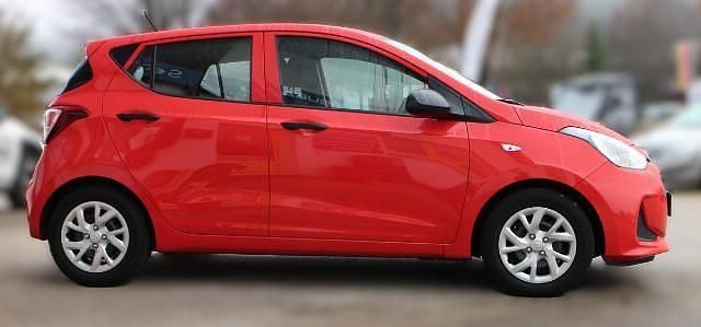 Gebraucht Hyundai i10 Select 67 PS (49 kW) 2020 Tomato red / sol Kleinwagen