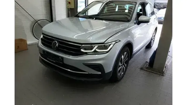 Gebraucht VW Tiguan Active 150 PS (110 kW) 2023 Reflexsilber metallic SUV