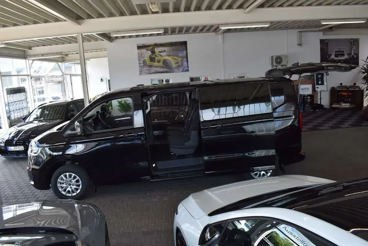 Neu VW Caravelle Life 150 PS (110 kW) 2026 Midnight black metallic Van