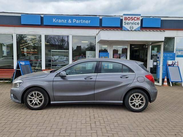 Mountaingrau met. Gebraucht 2014 Mercedes A180 Limousine | 11.490 € (Fairer Preis) - Bild 1/2